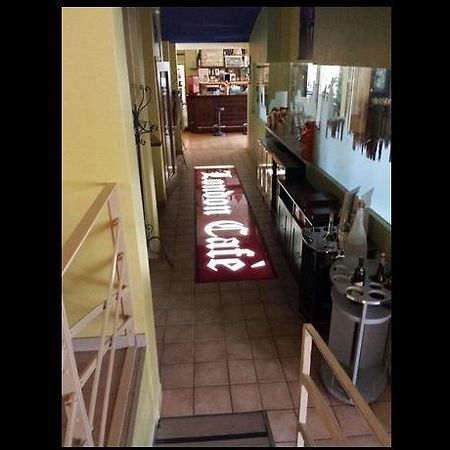 London Cafe Bed & Breakfast Castelnovo ne' Monti Exterior foto