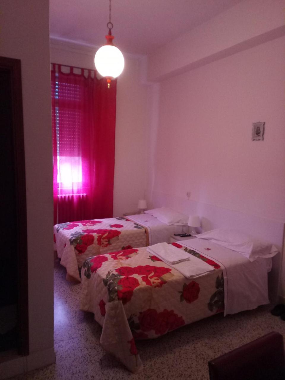 London Cafe Bed & Breakfast Castelnovo ne' Monti Exterior foto