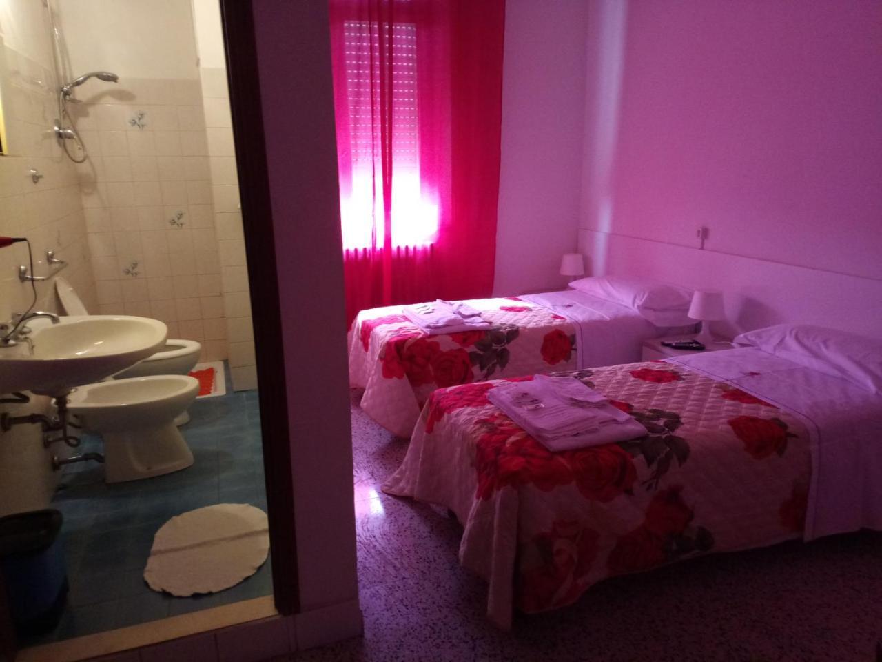 London Cafe Bed & Breakfast Castelnovo ne' Monti Exterior foto