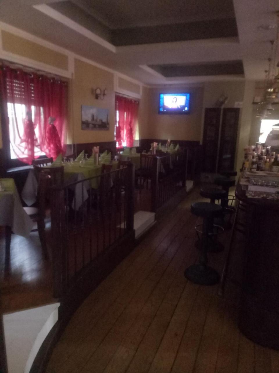 London Cafe Bed & Breakfast Castelnovo ne' Monti Exterior foto